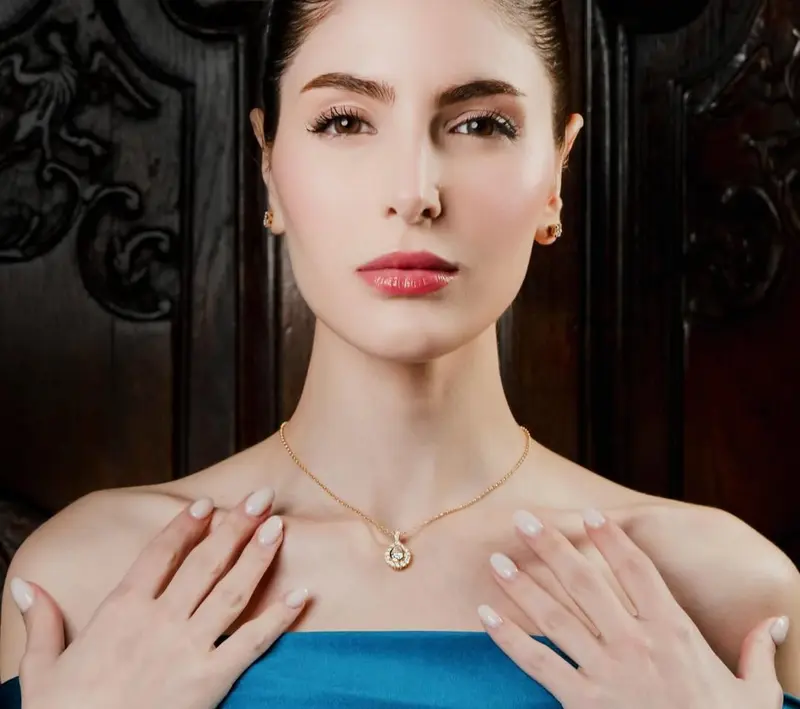 Stephany Abasali con joyas Farias&Co