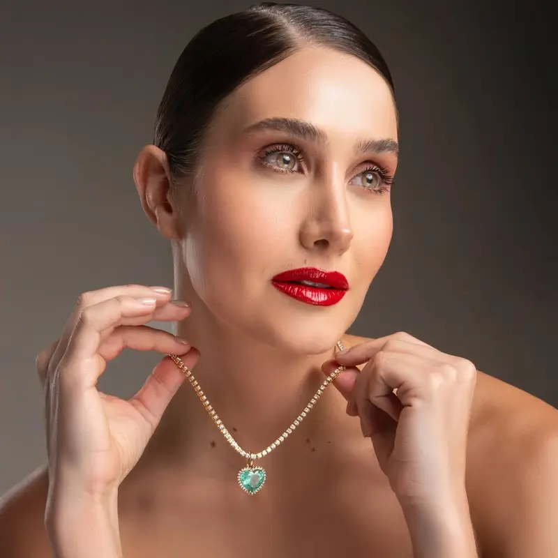 Mariam Habach con joyas Farias&Co
