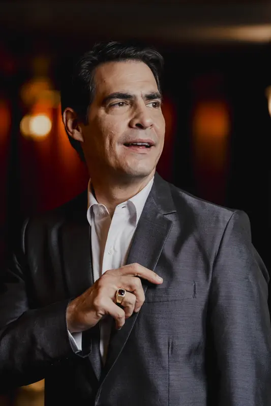 Luis Gerónimo Abreu con joyas Farias&Co